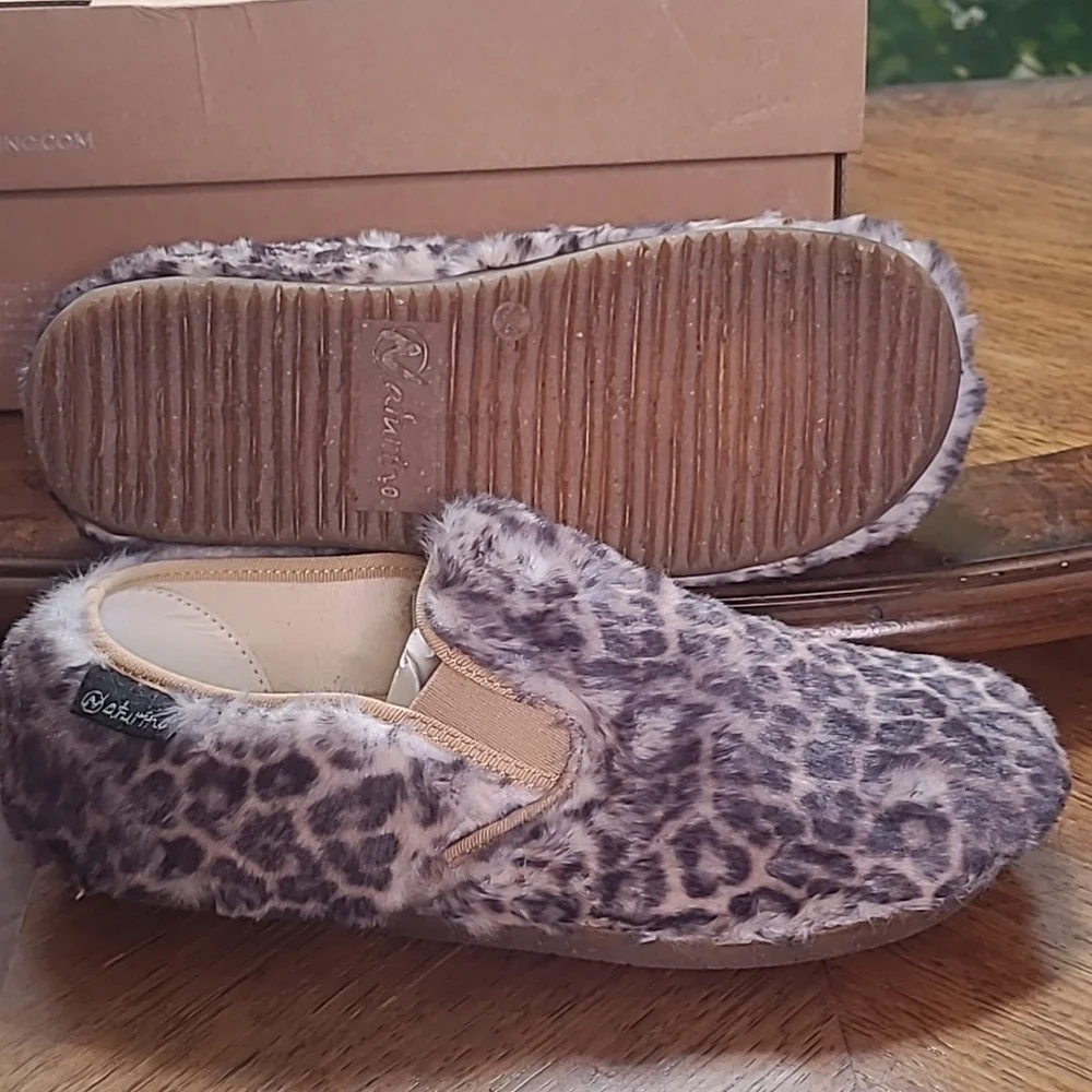 New in box! Naturino Manx Kids 34 size 3 faux fur leopard print warm slippers